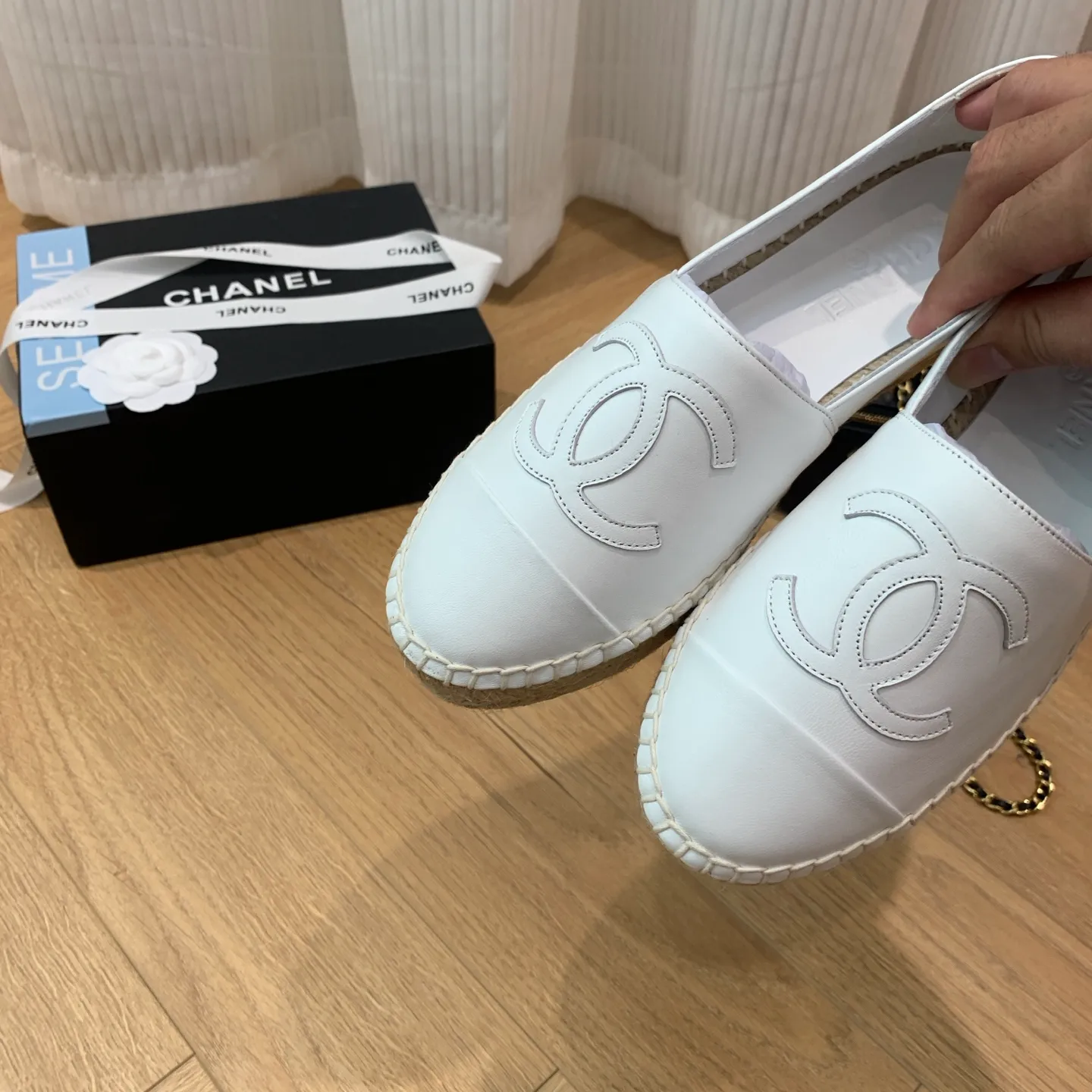 👟👟Ex-factory price 440👟👟 👑New colors are coming ✌️New version of Chanel fisherman shoes is coming❗️Delivered in a full set of top-notch packaging. The quality of my fisherman shoes has not been introduced much, everyone who has had them knows it! The original customized upper, and my outsole is the original translucent outsole, the opaque outsole is the wrong version, full set of authentic packaging ❗️ size: 35-40, running price